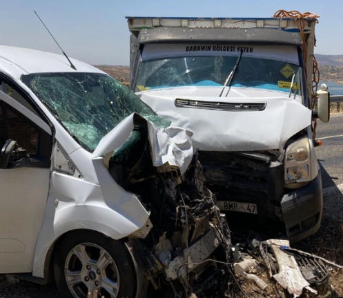 Kafa Kafaya Çarpışan Araçlarda 2 Kişi Yaralandı