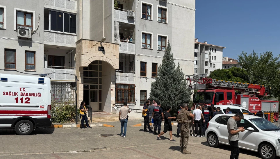 Sağlık görevlilerini rehin aldı