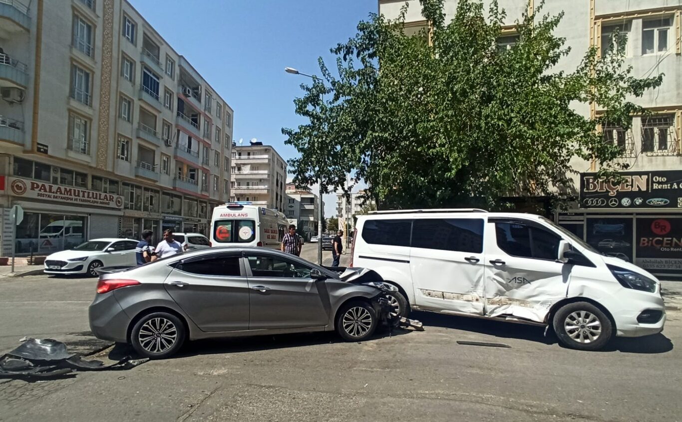 Otomobil ile Panelvan Çarpıştı: 1 Yaralı