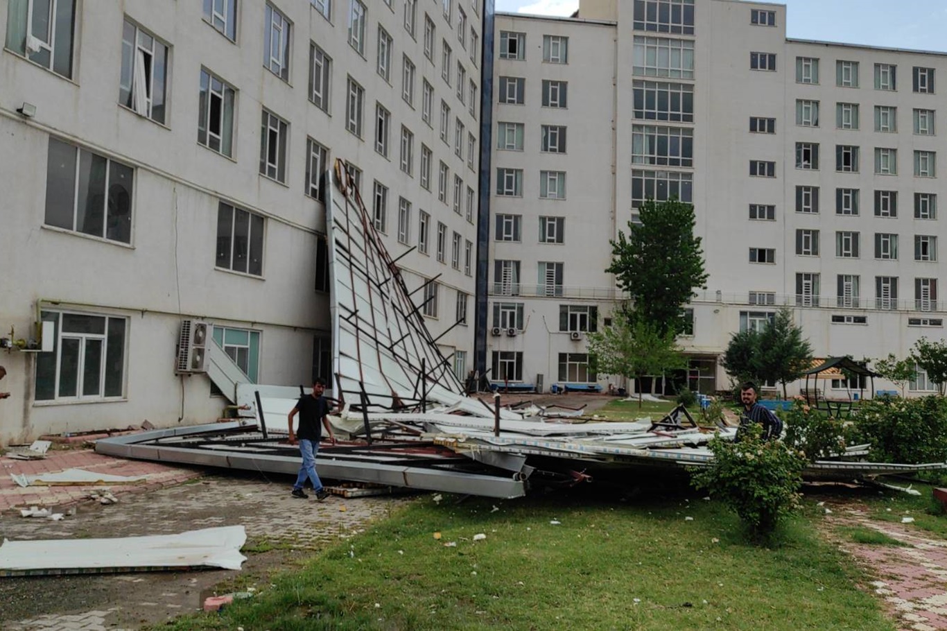 Batman’da Şiddetli Rüzgar KYK Yurdu Çatısını Uçurdu