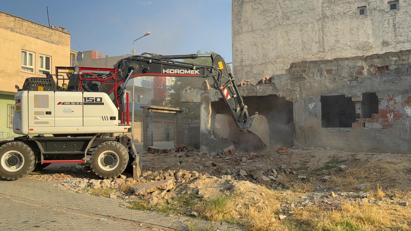 Tehlike Yaratan Metruk Yapılar Yıkıldı