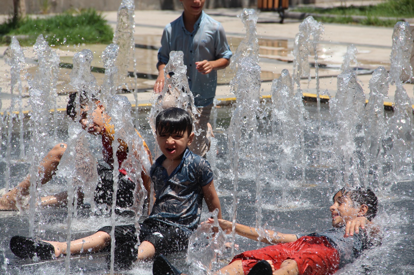 Kavurucu Sıcaklar Çocukları Süs Havuzlarına Sürükledi