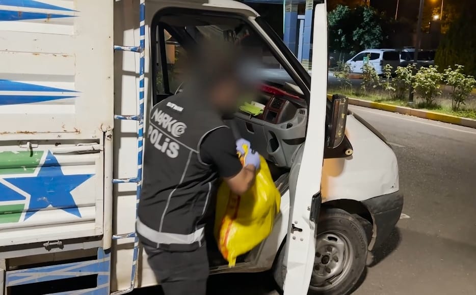Aracından Kilolarca Uyuşturucu Çıktı