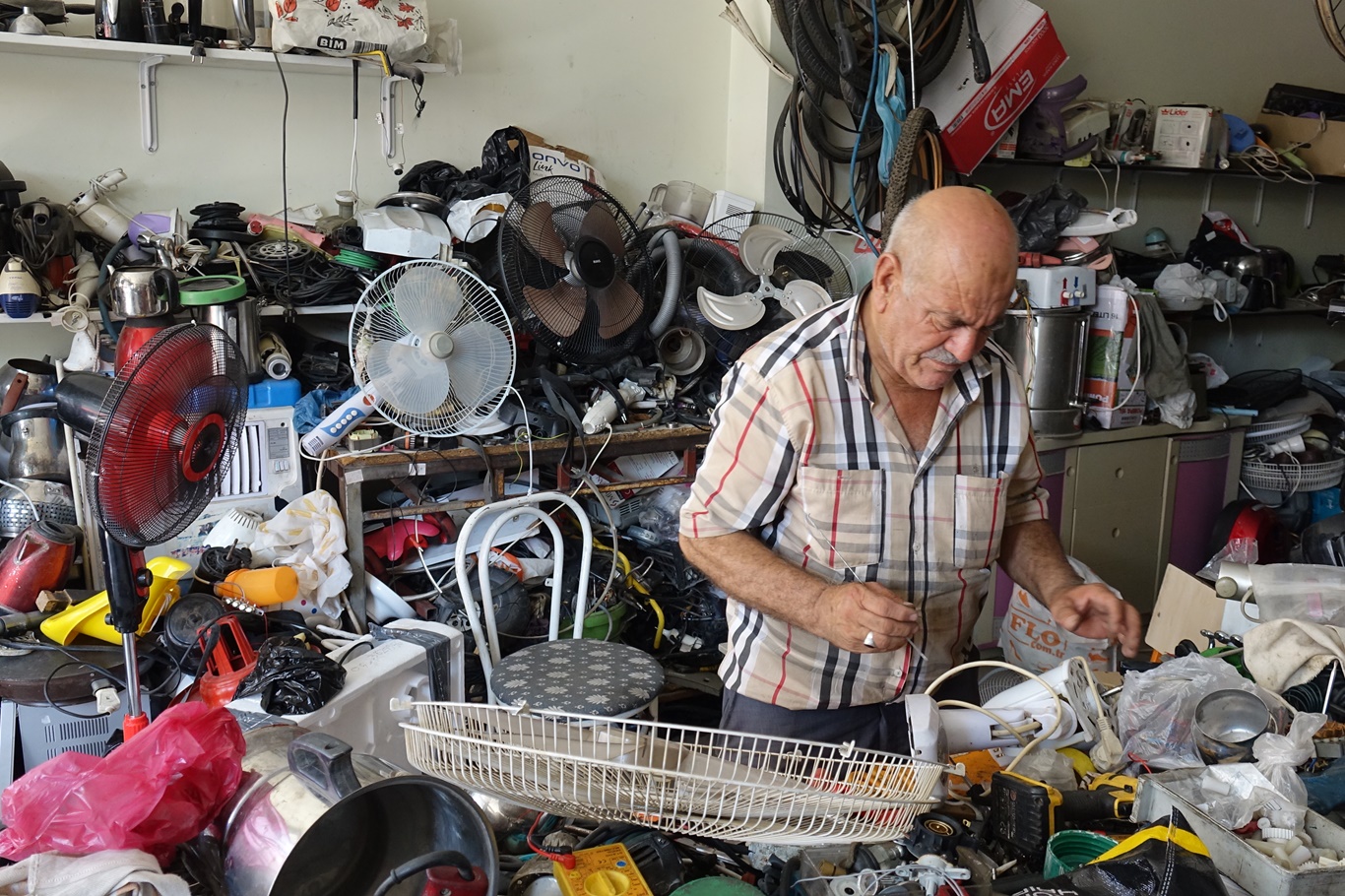 66 Yaşındaki Emekli Usta Geçim İçin Hâlâ Çalışıyor