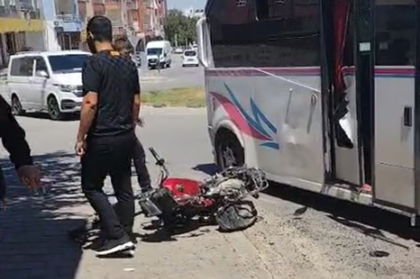 Batman’da Motosiklet ile Minibüs Çarpıştı: 4 Yaralı