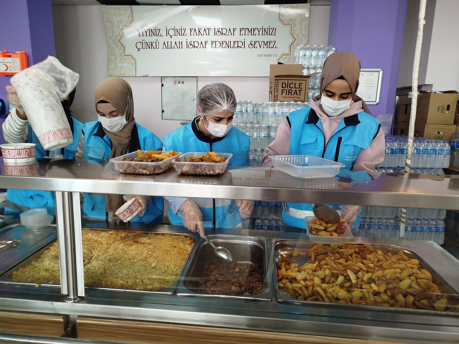 Batman’da ‘Komşum’ Projesiyle Binlerce Sofraya Sıcak Yemek