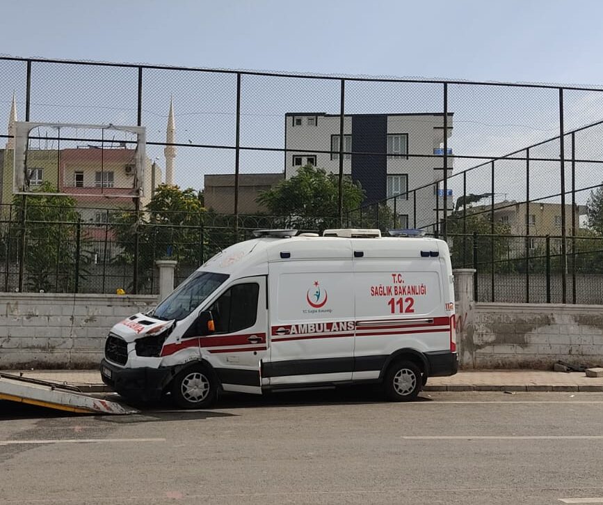 Otomobil ile Ambulans Çarpıştı: 1 Yaralı