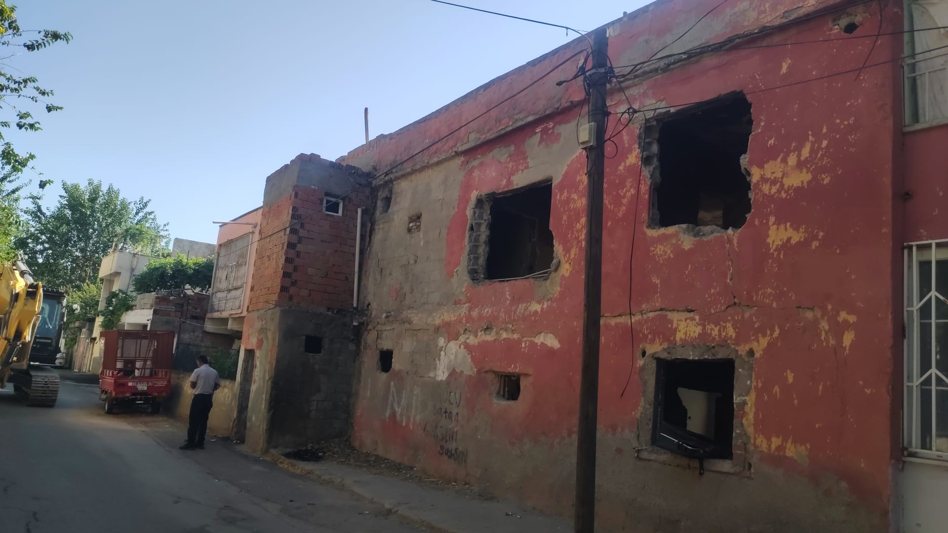 Öğrenciler İçin Tehlike Oluşturan Bina Yıkıldı