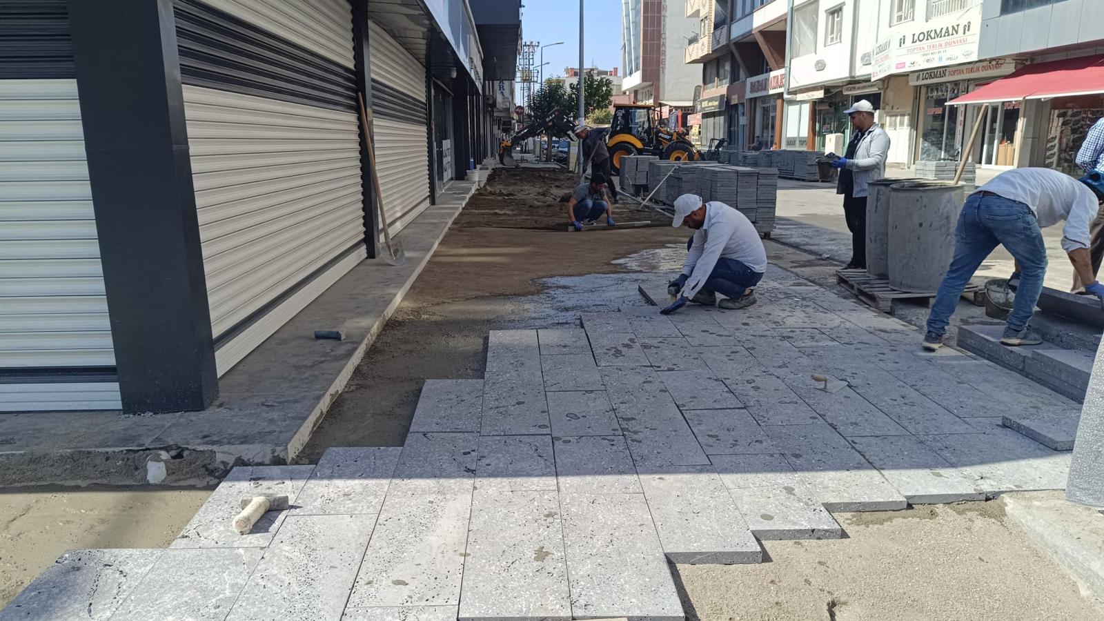 20 Yıl Sonra Aydınlıkevler Mahallesi’nde Kaldırım Çalışması