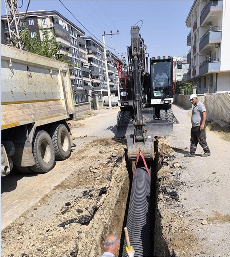 Yeni yağmursuyu hattı döşeniyor