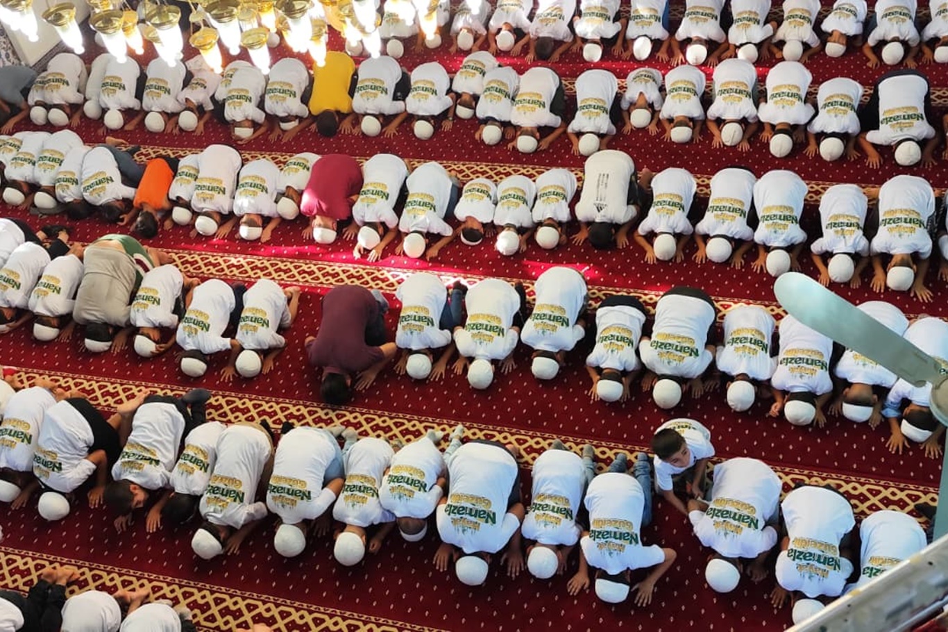 Kozluk’ta minik yürekler namazla buluştu