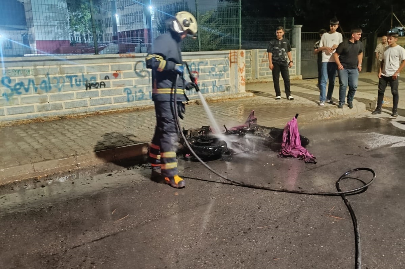 Alev alan motosiklet hurdaya döndü