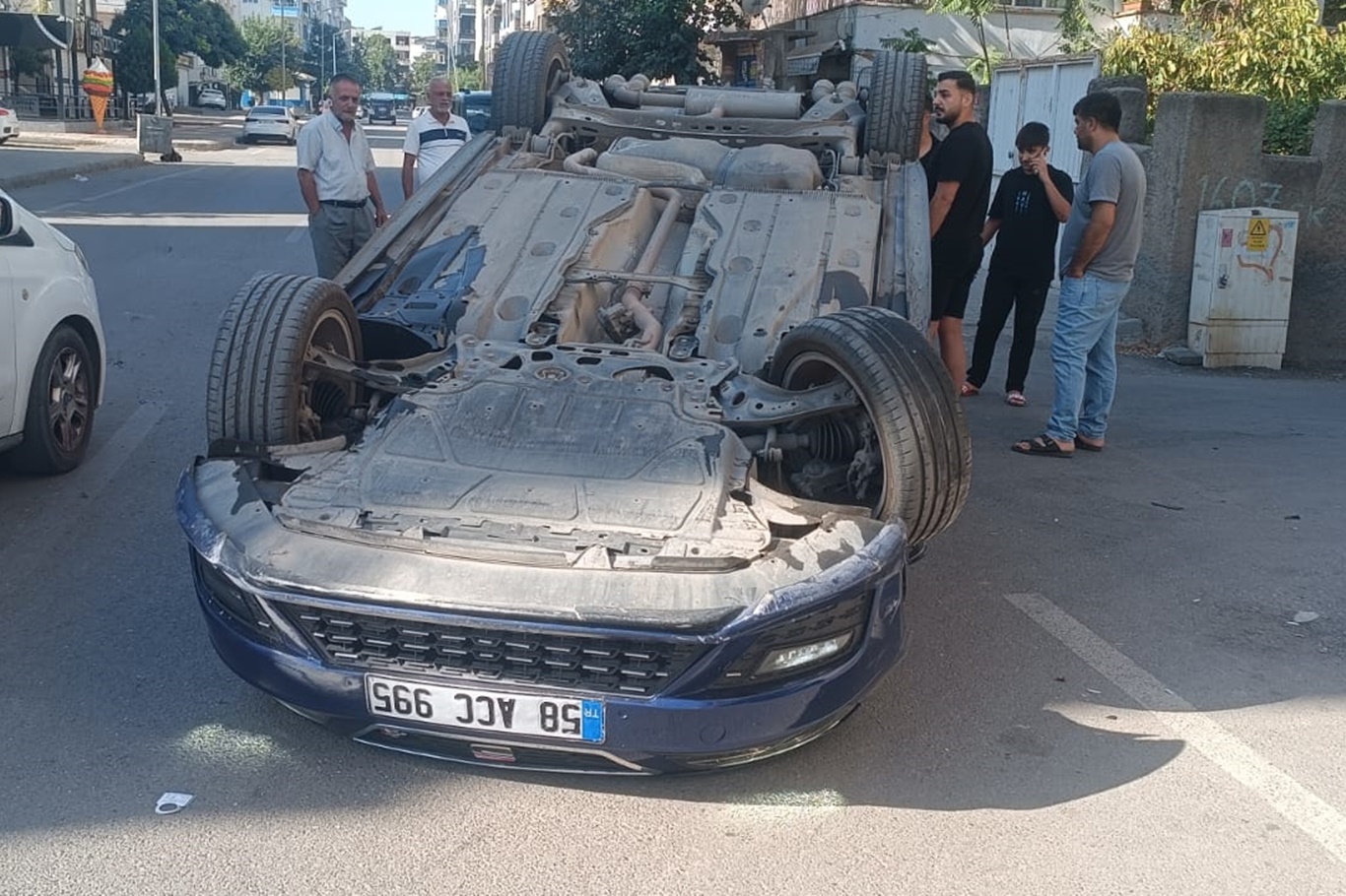 Park Halindeki Araca Çarptı, Araç Ters Döndü