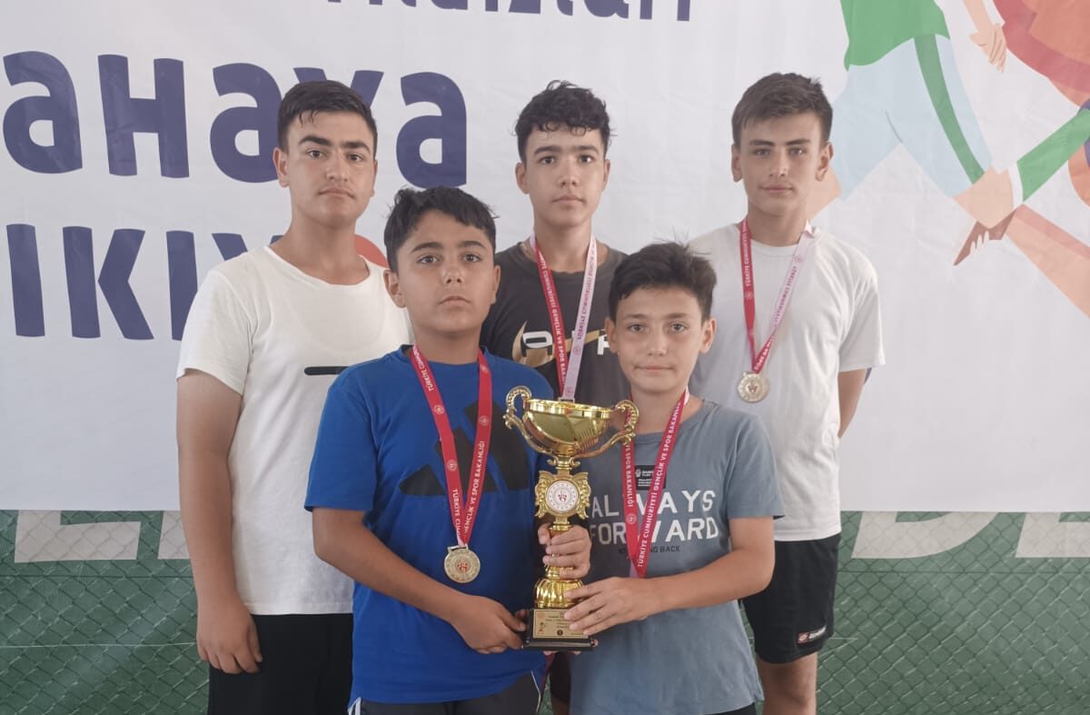 Batman Tenis Takımı Türkiye Finalleri’ne Yükseldi