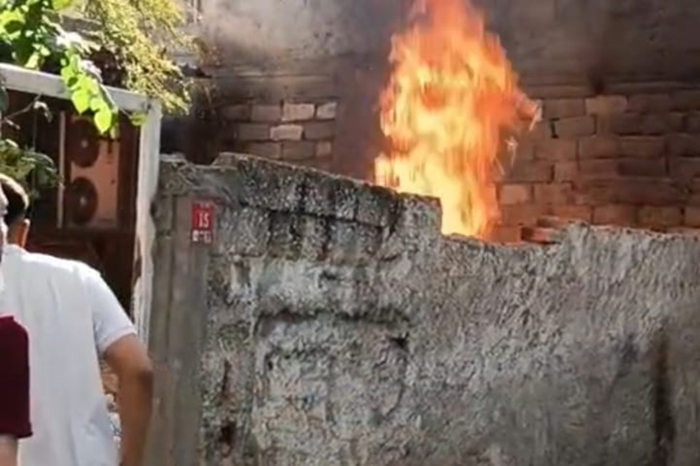 Bahçede çıkan yangın paniğe neden oldu