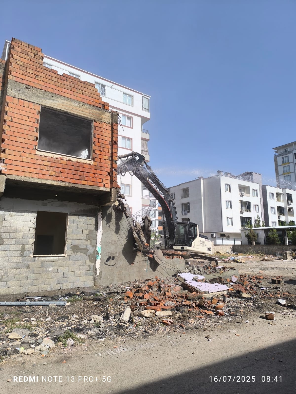 Batman’da Riskli Yapıların Yıkımı Devam Ediyor