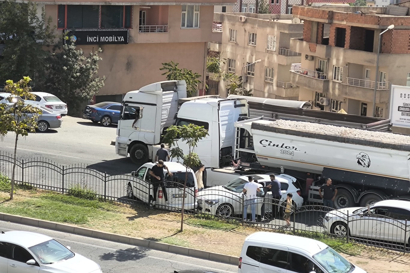 Mucur yüklü tır iki otomobile çarptı