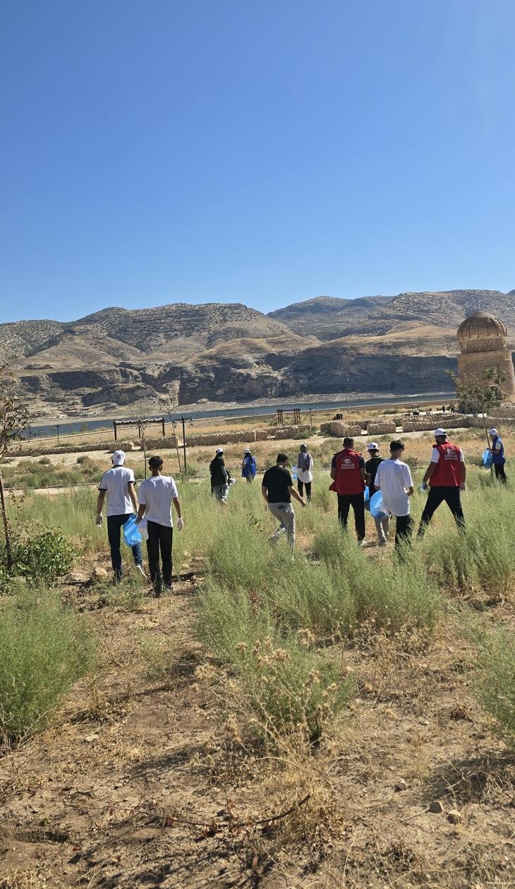 Hasankeyf’te Gençlerden Çevre Temizliği