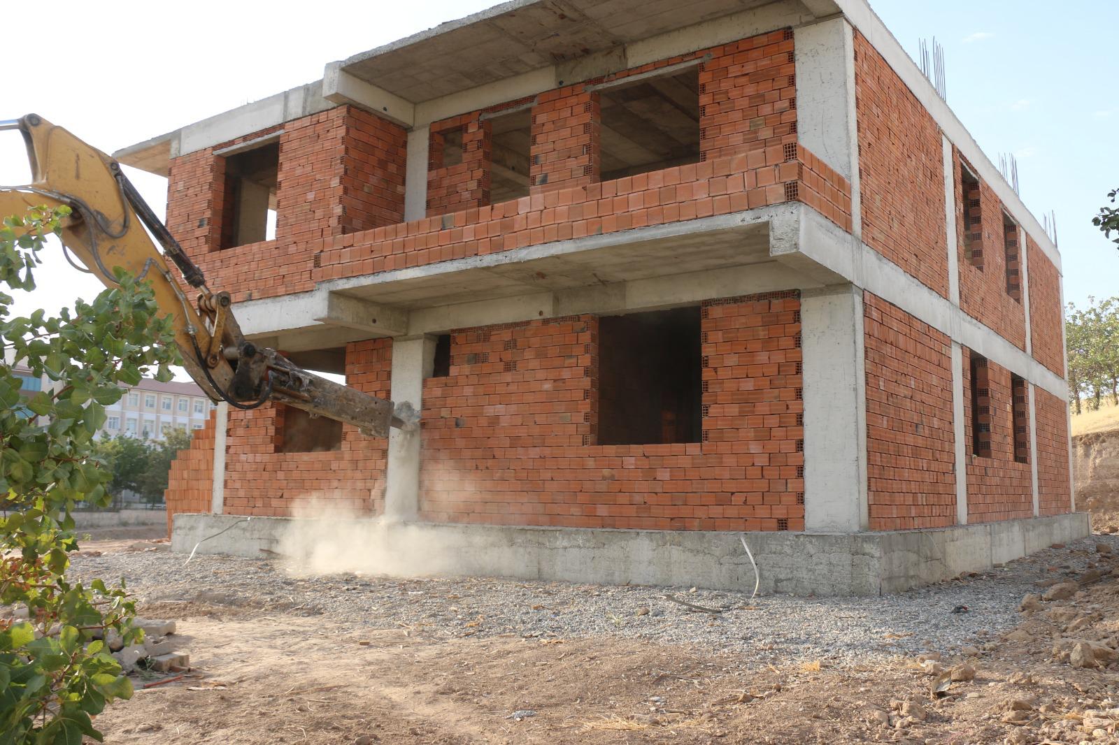 Hazine Arazisine Yapılan Bina Yıkıldı