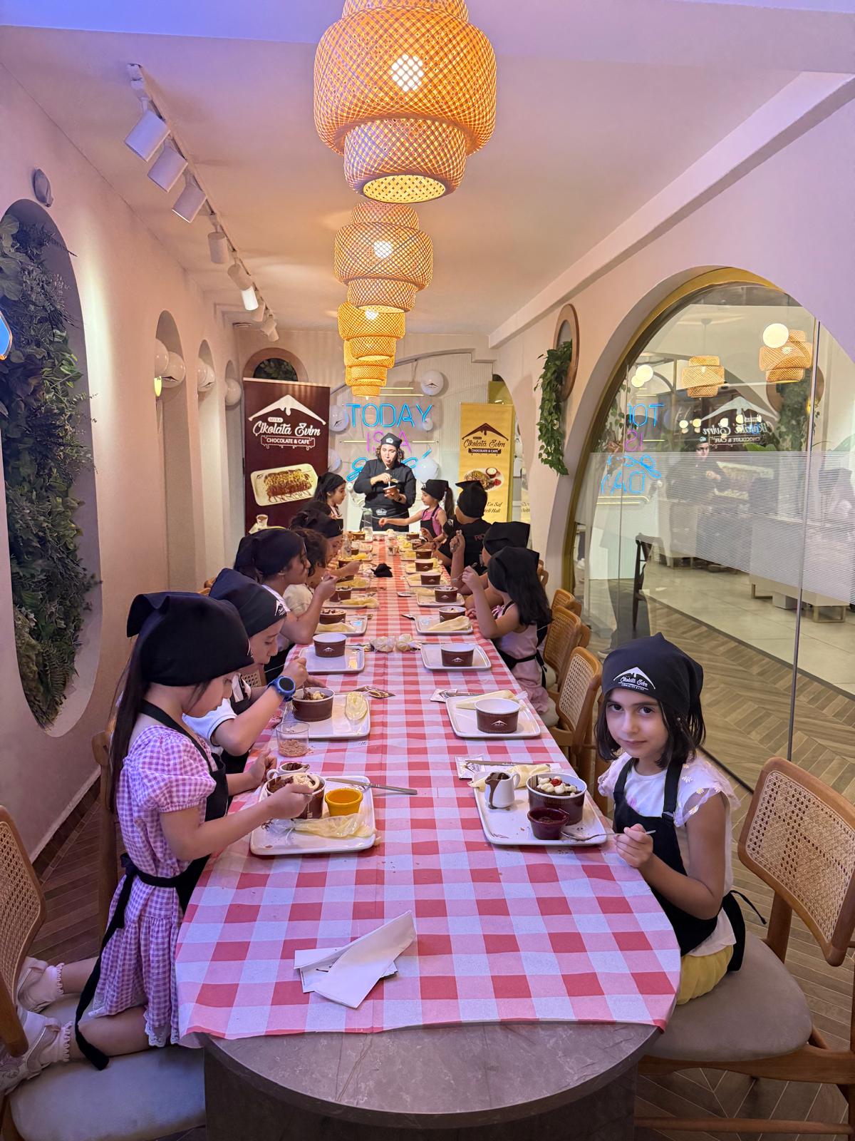 Minik Eller Çikolatayla Buluştu