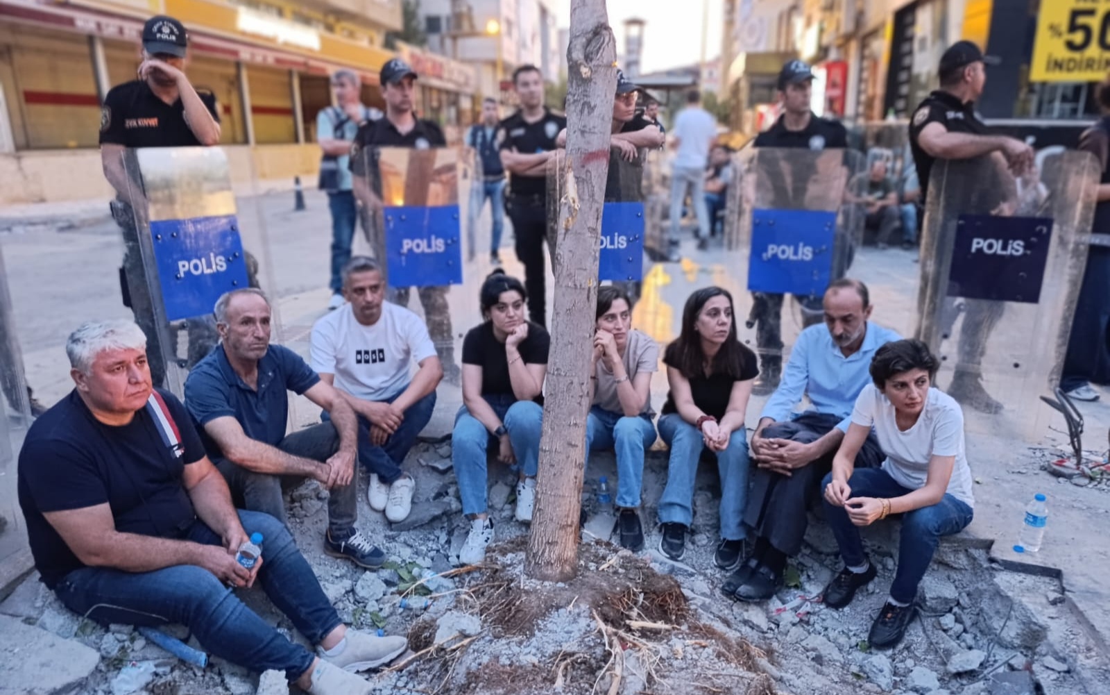Batman’da Yol Genişletme Projesi Tartışma Yarattı: Ağaçların Taşınmasına Tepki