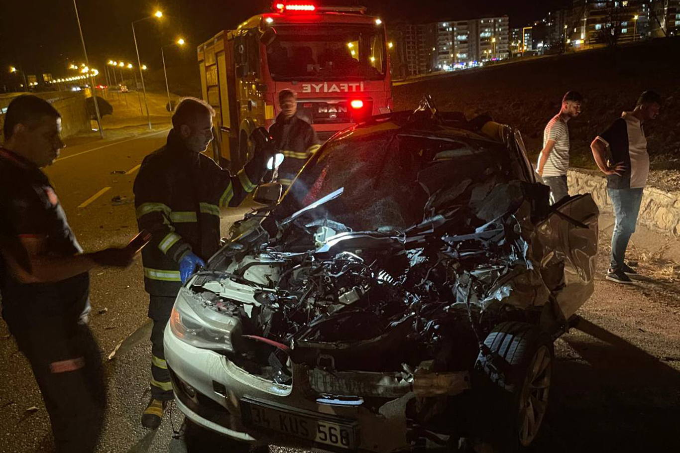 Otomobil Bariyerlere Çarptı: 2 Yaralı