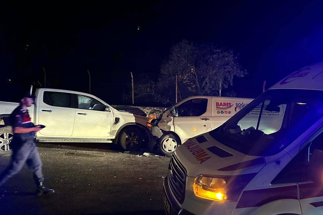 Minibüs ile pikap kafa kafaya çarpıştı: 4 yaralı