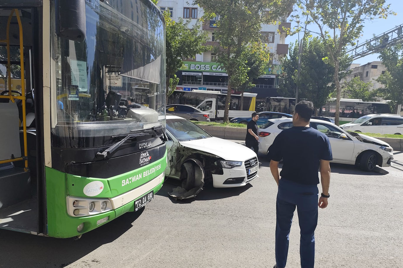 Batman’da Otobüs ile 2 Otomobil Çarpıştı
