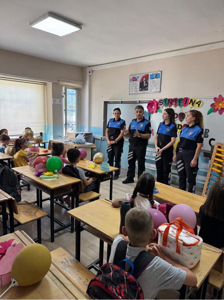 Polislerden Öğrencilere İlk Gün Ziyareti