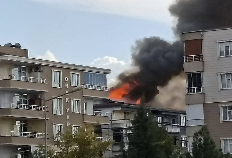 6 katlı binanın çatısında çıkan yangın korkuttu