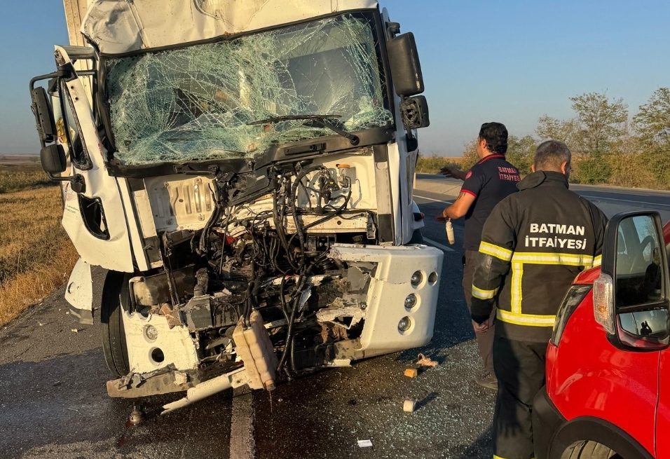 Batman-Diyarbakır Karayolu’nda Tır Kazası: Sürücü Sıkıştığı Yerden Kurtarıldı