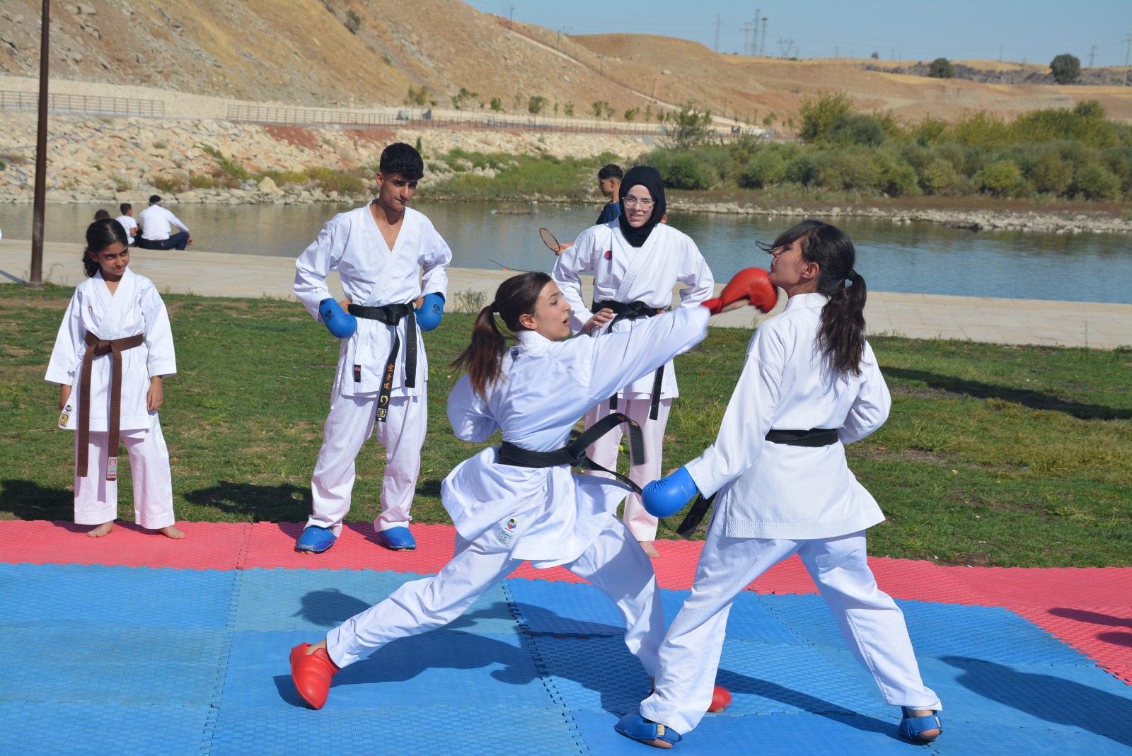 Tarihi Köprüde Dövüş Sporları Gösterisi