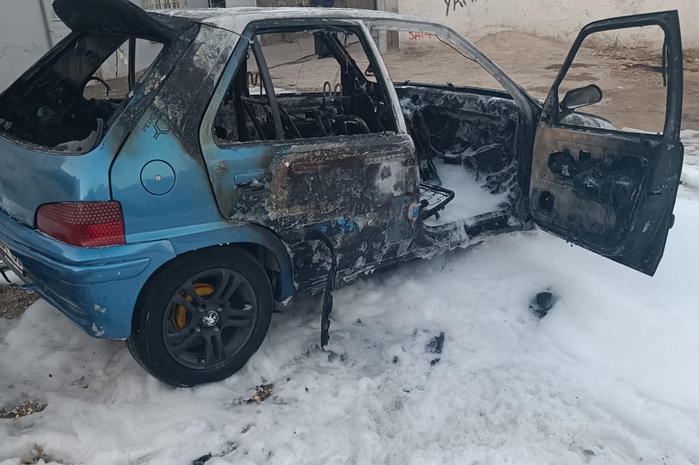 Park halindeki otomobil alev aldı