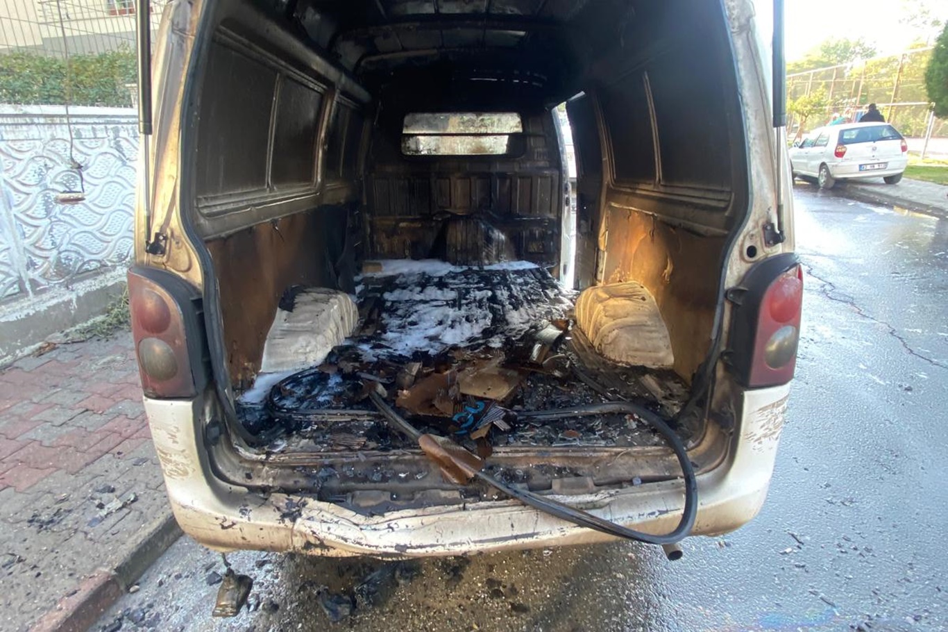 Park halindeki araç alevlere teslim oldu