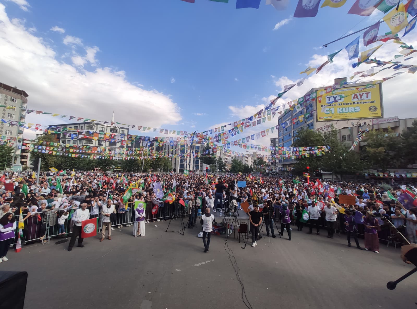 Barış için meydanı doldurdular