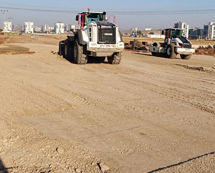 Yol ve Altyapı Çalışmalarını Sürüyor