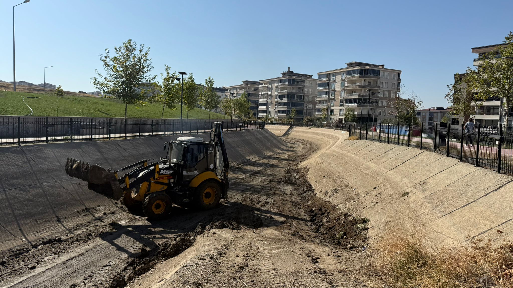 DSİ Kanalında Temizlik Çalışması