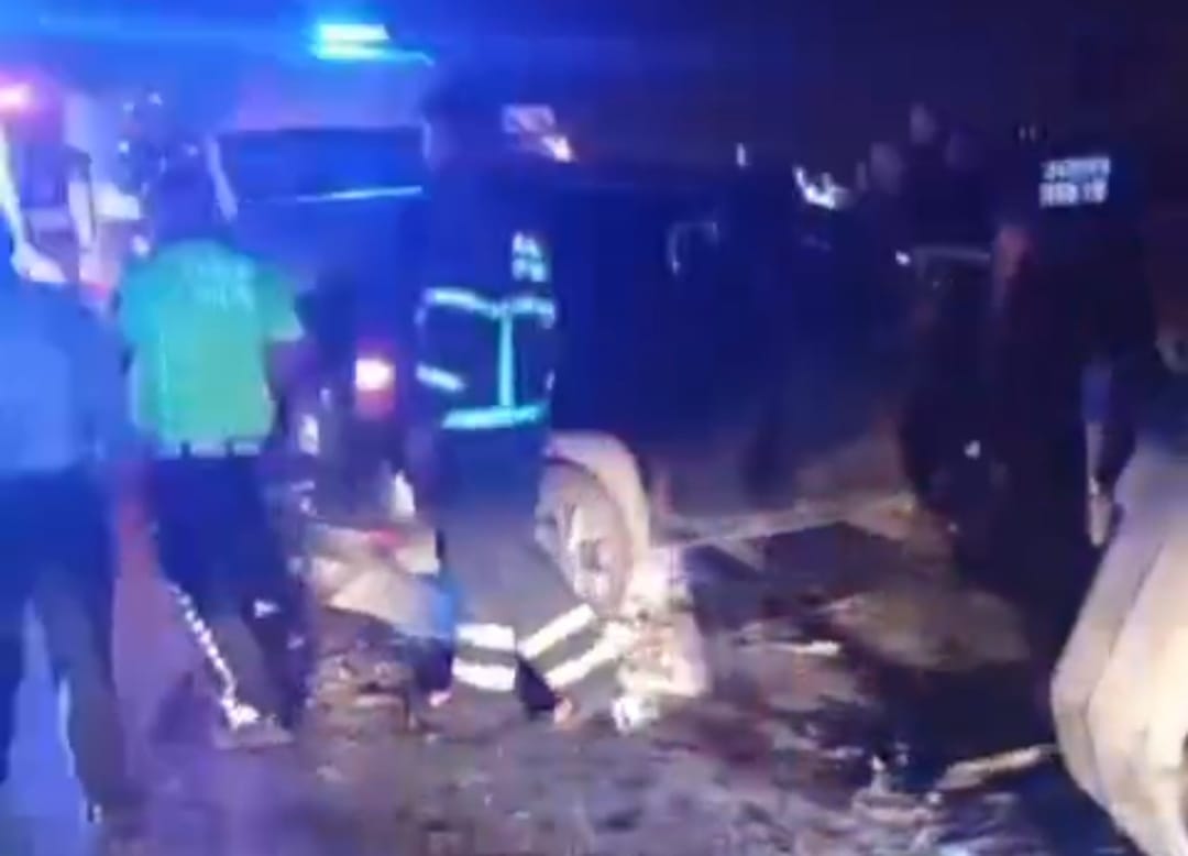 Araçlar Kafa Kafaya Çarpıştı: 10 Yaralı