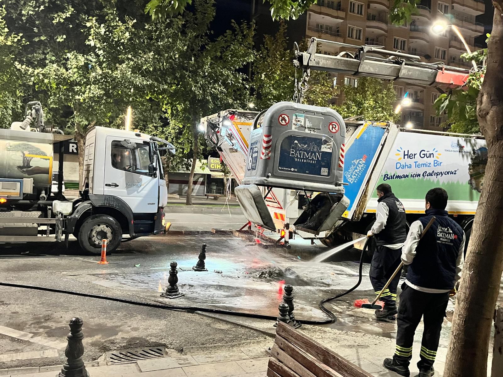 Vinçli Çöp Konteynerleri Temizleniyor