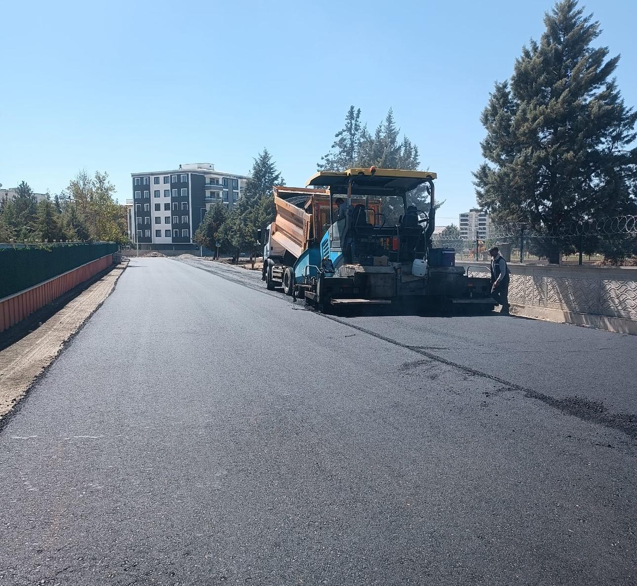 Korik Mahallesi’nde Sıcak Asfalt Çalışması