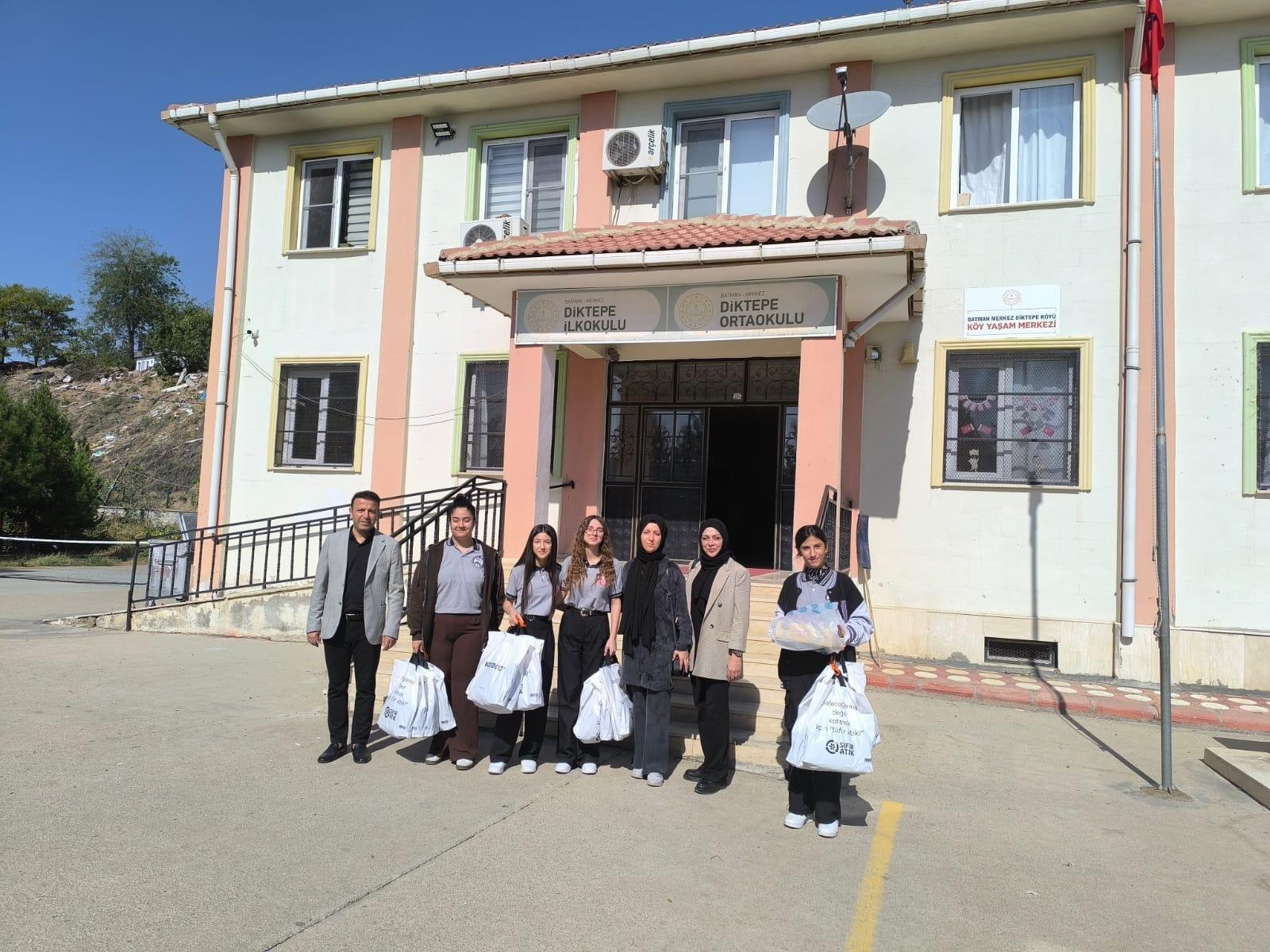 Batmanlı Öğrencilerden Köy Okuluna Hırka Hediyesi