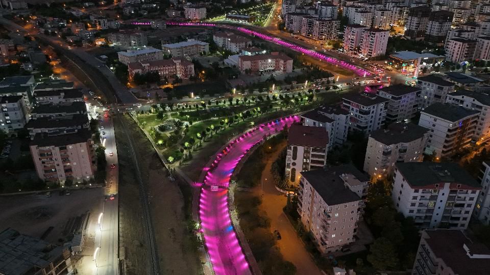 Batman Pembe Işığa Büründü