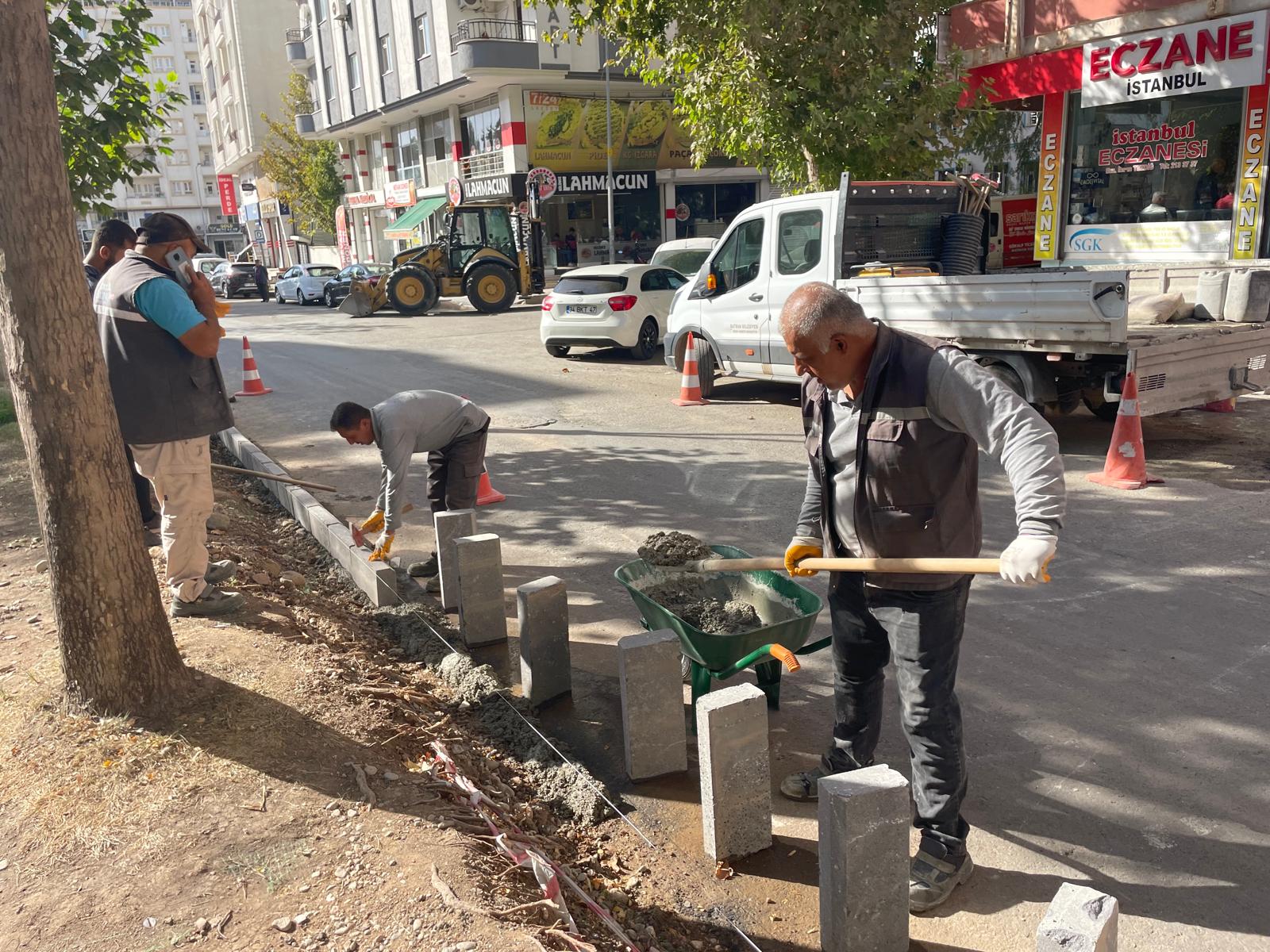 Yıpranan refüj yenileniyor