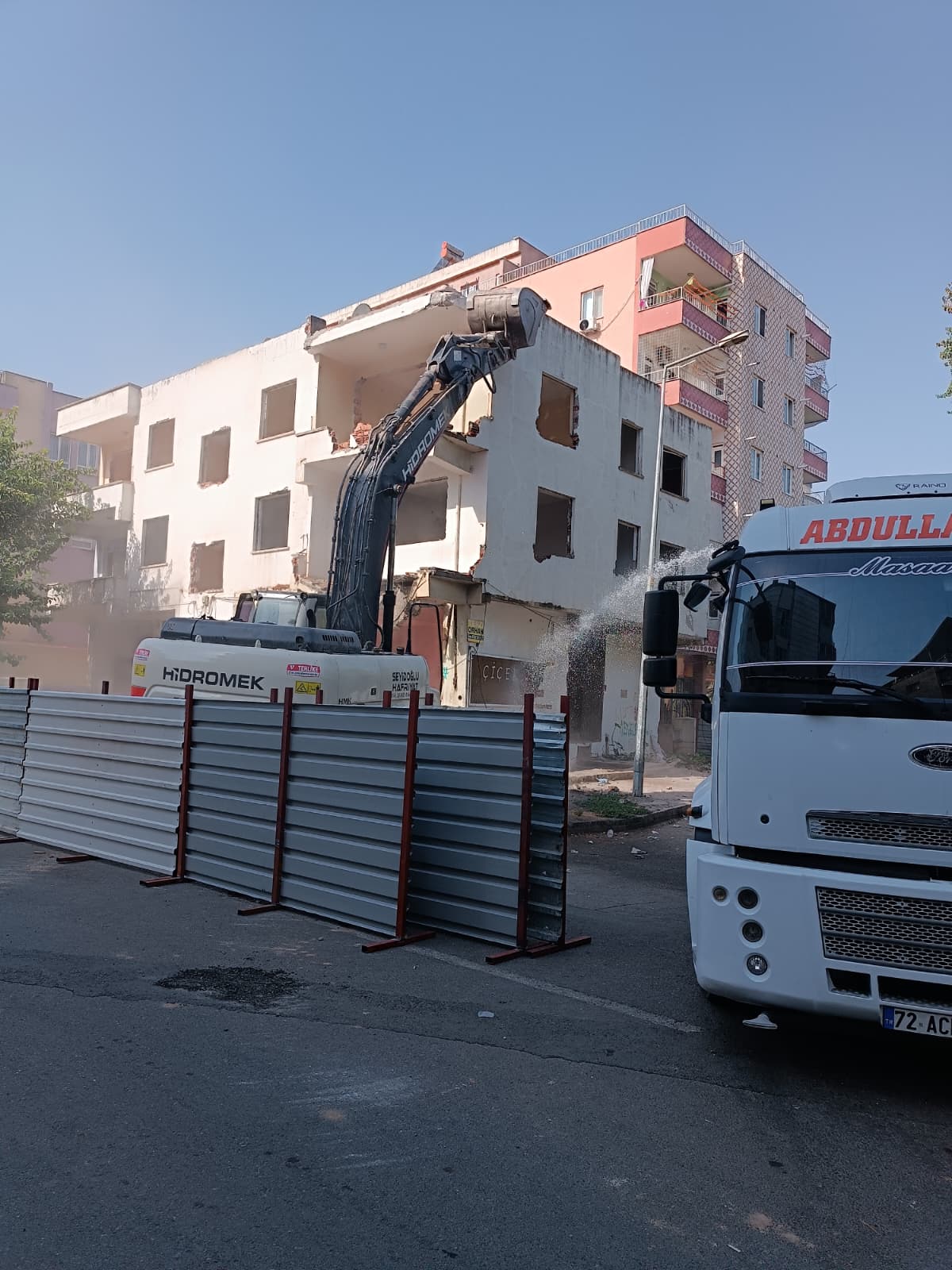 Batman’da Riskli Yapıların Yıkımı Sürüyor