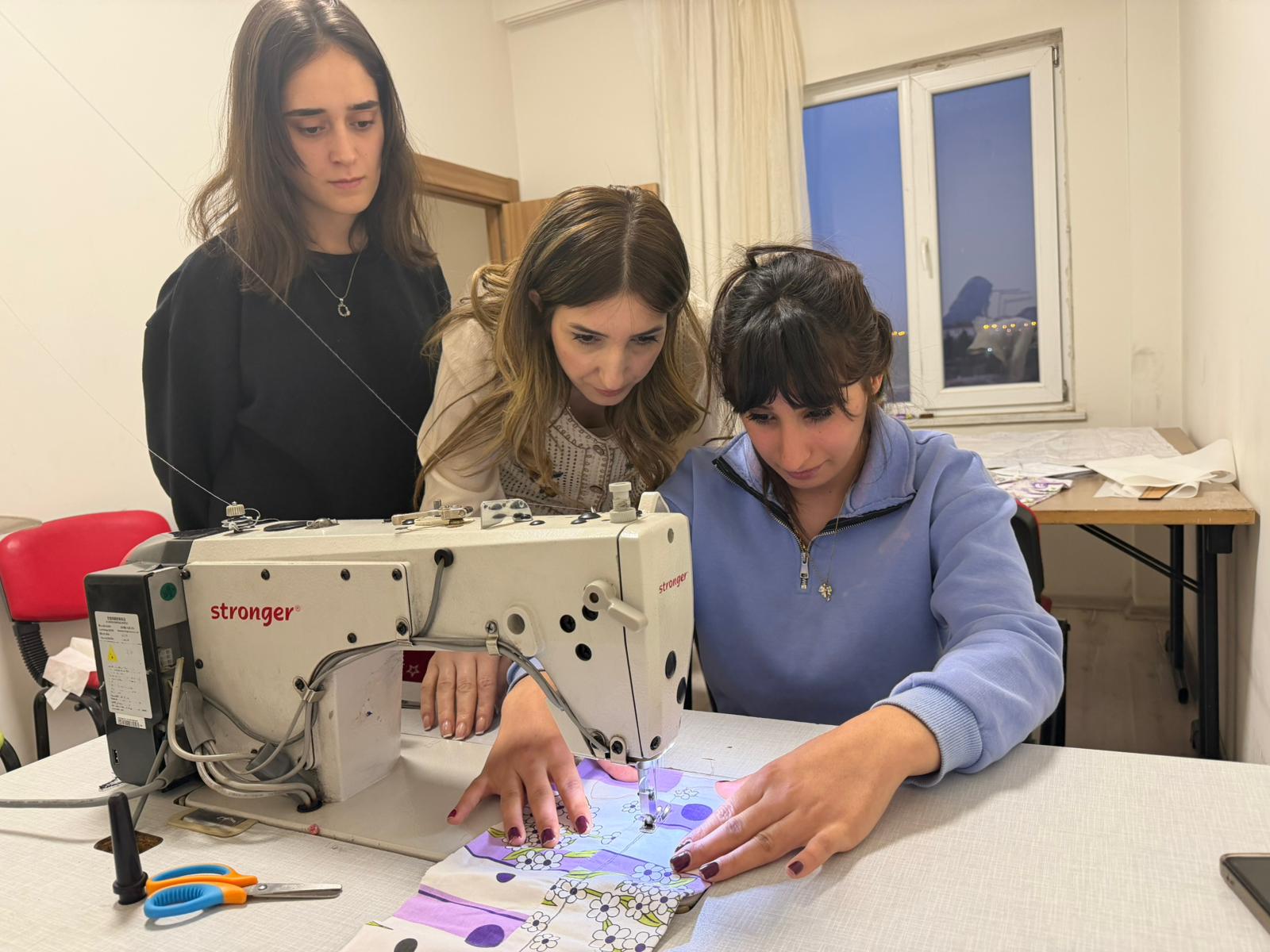 Öğrenciler Dikiş-Nakış Öğreniyor