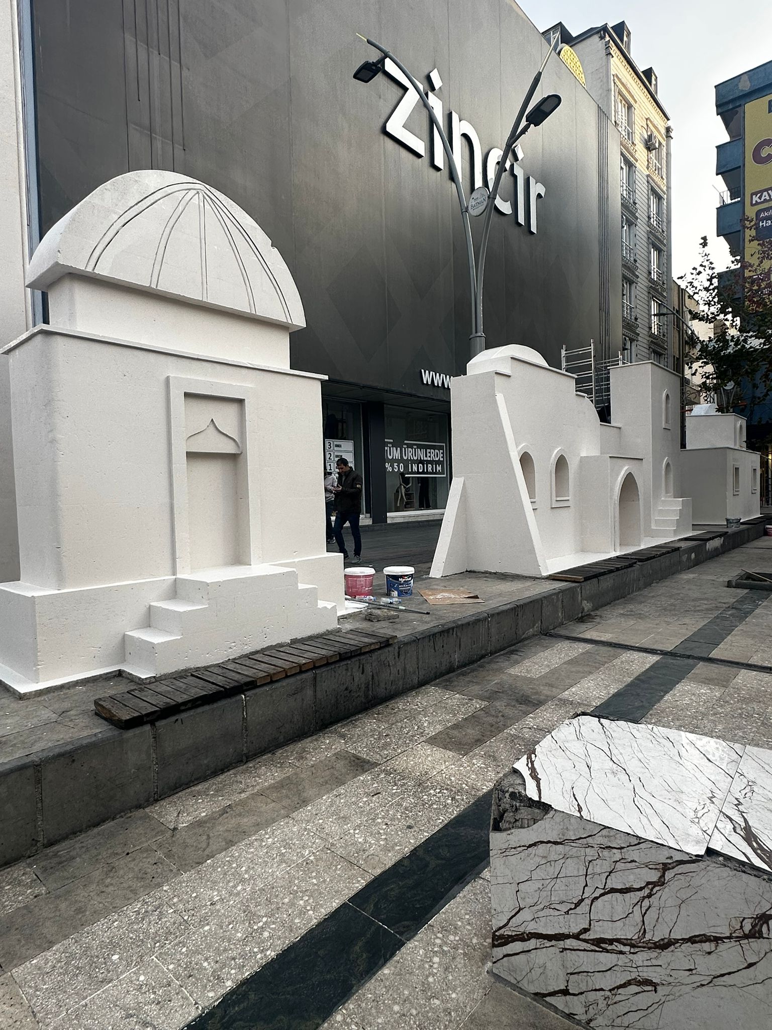 Hasankeyf Sokak’ta Bakım ve Boyama Devam Ediyor