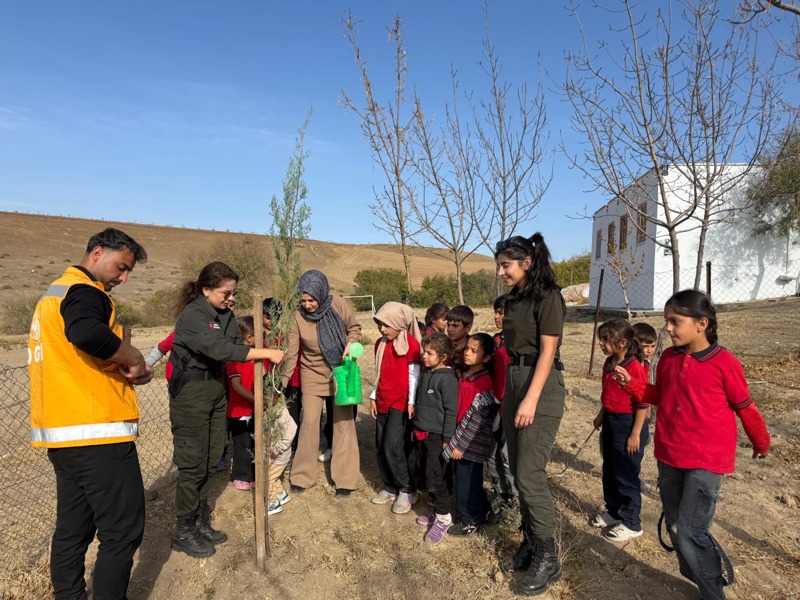 Öğrencilerle Fidan Dikim Etkinliği Düzenlendi