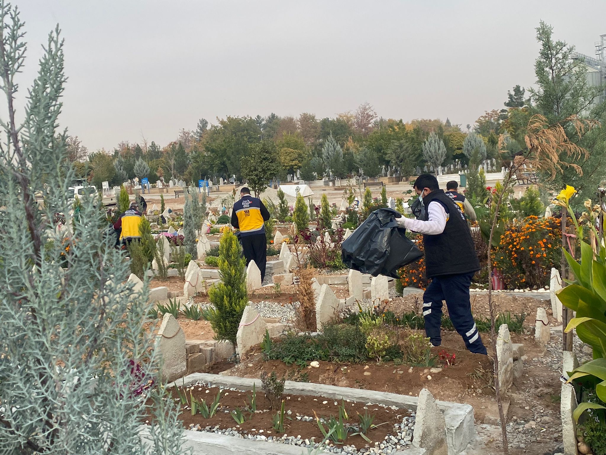 Mezarlıklarda Bakım ve Temizlik Çalışmalarına Devam Ediyor