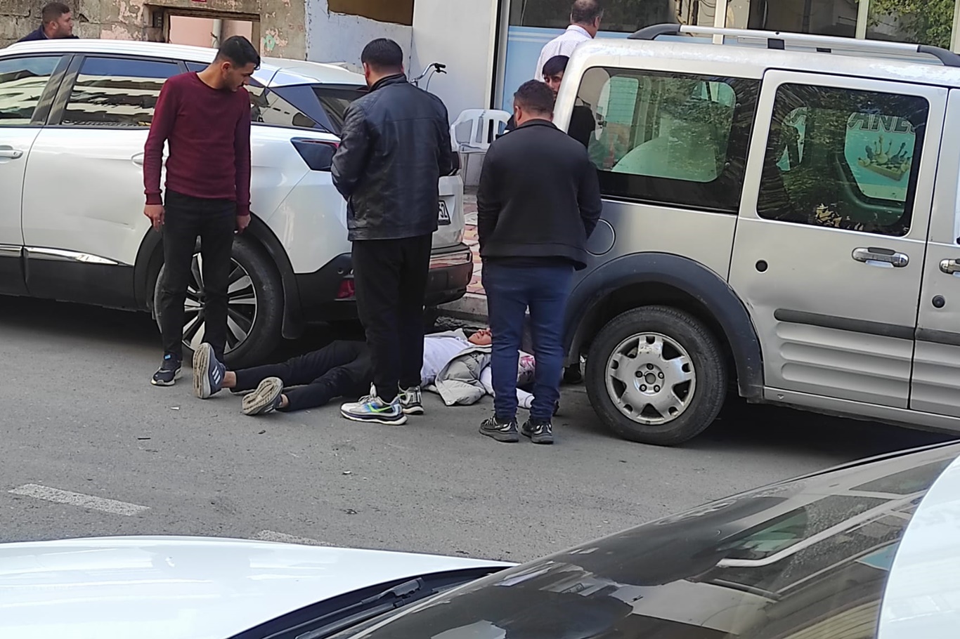 Motosiklet ile otomobil çarpıştı