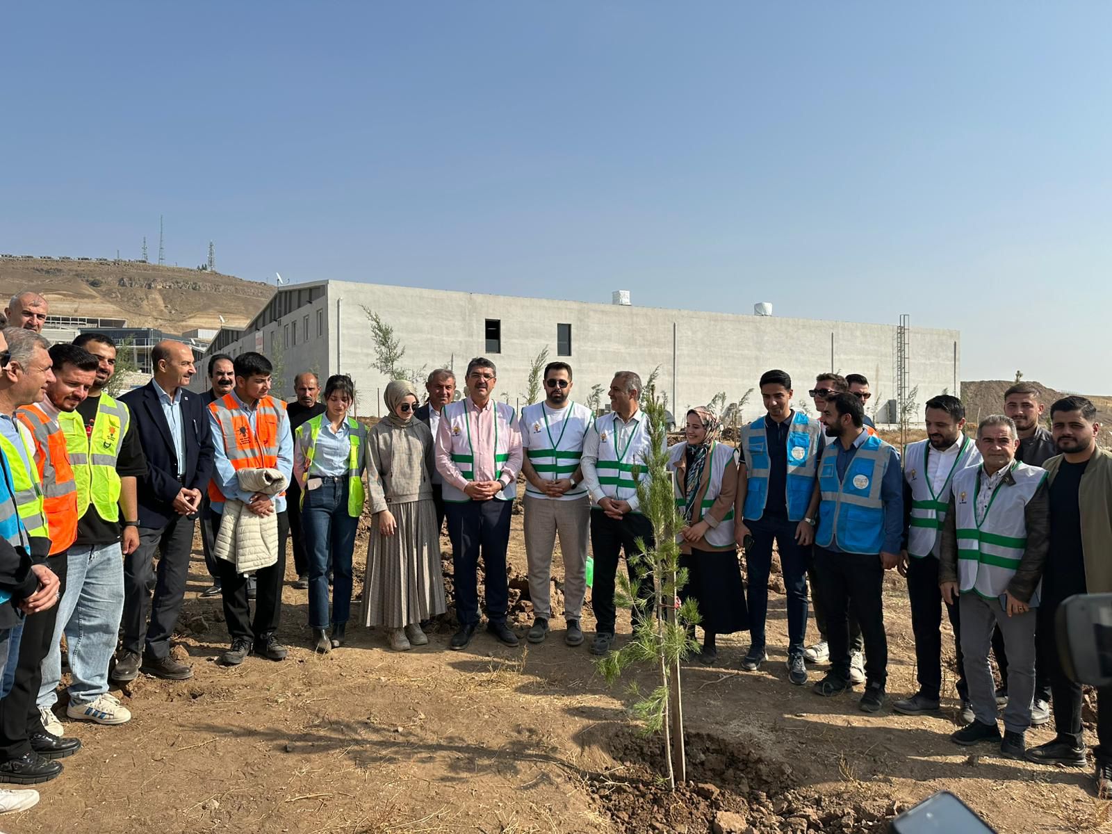 AK Parti’den Batman OSB’de ağaç dikme etkinliği